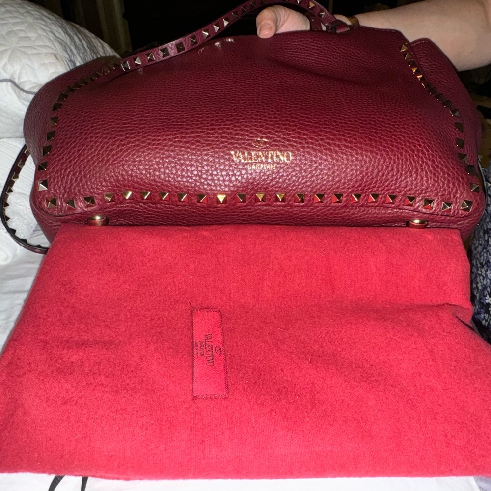 VALENTINO GARAVANI ROCKSTUD LEATHER TOTE.